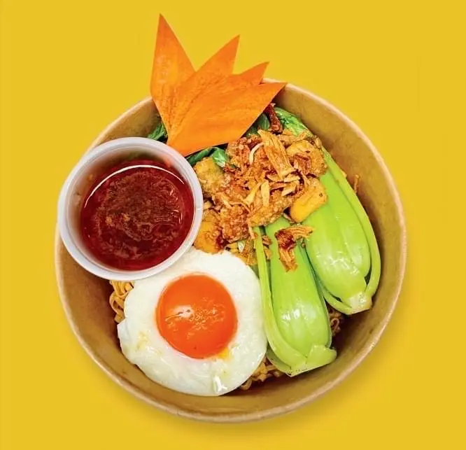 Hình ảnh Mì Trộn Trứng Lòng Đào Tóp Mỡ + Nước sốt