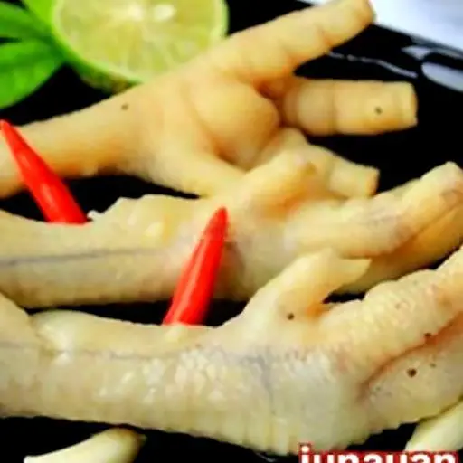 Hình ảnh Chân gà ta hấp 1 hộp 5 chiếc (to 3 chiếc) kèm muối tiêu
