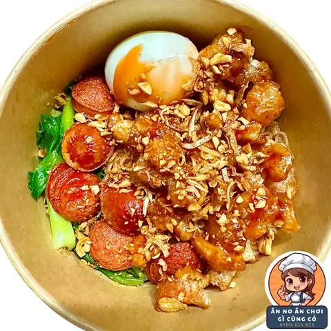 Hình ảnh Mì Trộn Tóp Mỡ Chiên Giòn + Trứng Lòng Đào + Xúc Xích