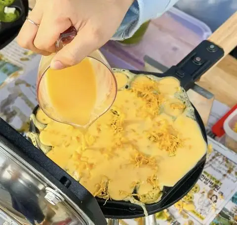 Hình ảnh Bánh trứng gà non truyền thống full phô mai - chà bông