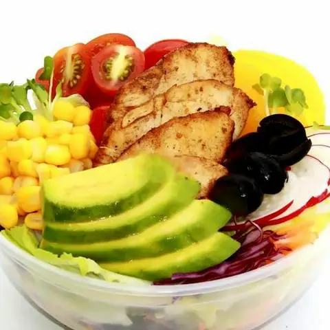 Hình ảnh Premium HD salad 2 - Rau củ trộn và đùi gà nướng - sốt ăn kèm - sốt Chua ngọt bắp hạt dâu tươi táo 