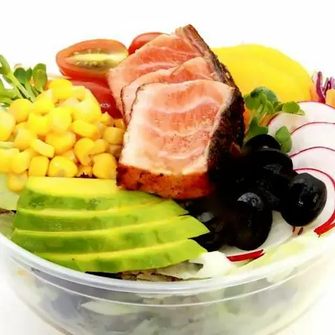 Hình ảnh Premium HD salad 5 - Rau củ trộn và cá hồi nương sốt ăn kèm Chua ngọt bắp hạt dâu tươi táo 