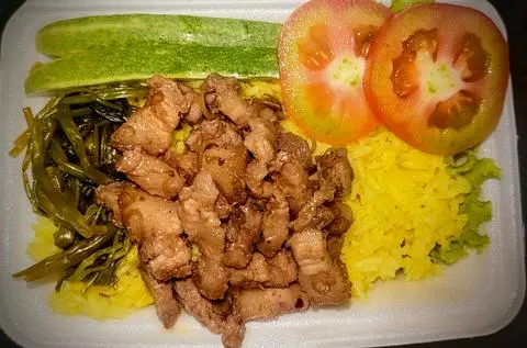 Hình ảnh Cơm thịt ba chỉ xào mắm ruốc