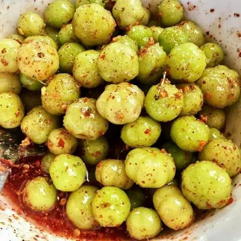 Hình ảnh Chùm ruột với đường - muối ớt Trọng lượng hủ 250 gr