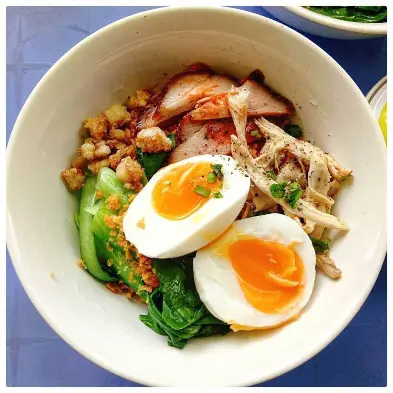 Hình ảnh Mì trộn - gà xé - trứng opla