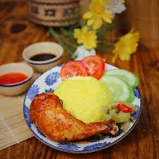 Hình ảnh Cơm gà xối mỡ sốt mẹ đùi nhỏ
