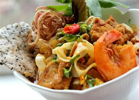 Hình ảnh Mì quảng gà sườn