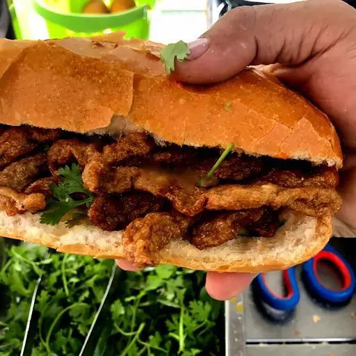 Hình ảnh Bánh mì chả cá - trứng