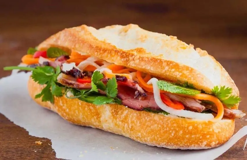 Hình ảnh Bánh Mì Trứng Xúc Xích Bò Khô
