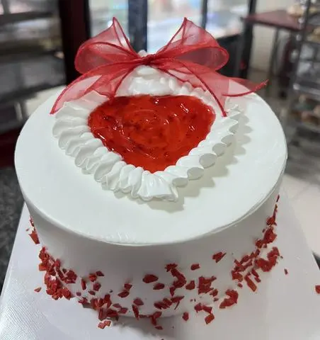 Hình ảnh bánh kem tim đỏ