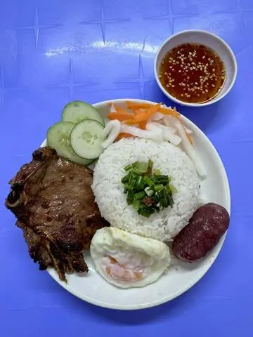 Hình ảnh Cơm Sườn Trứng Lạp Xưởng