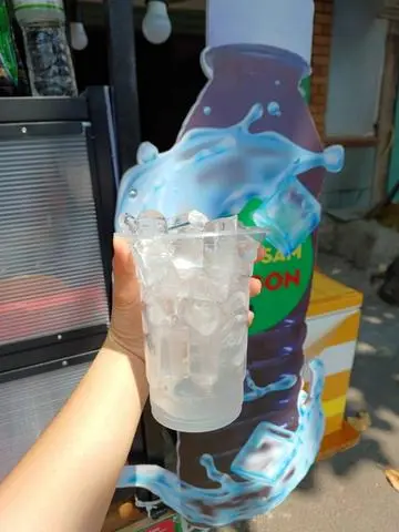 Hình ảnh Ly đá khổng lồ