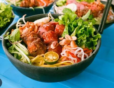 Hình ảnh Bún trộn nem nướng hồ lô - nem thịt