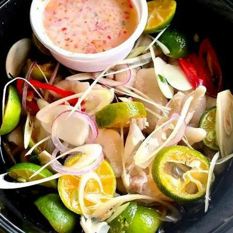 Hình ảnh Chân gà rút xương sả tắc - hộp 250gr