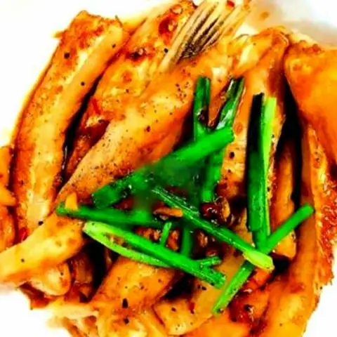 Hình ảnh Lườn cá hồi kho tiêu