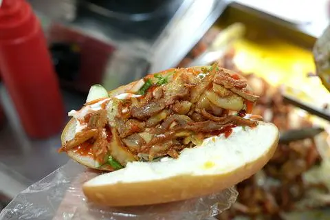 Hình ảnh Bánh mỳ trứng ngải cứu xúc xích