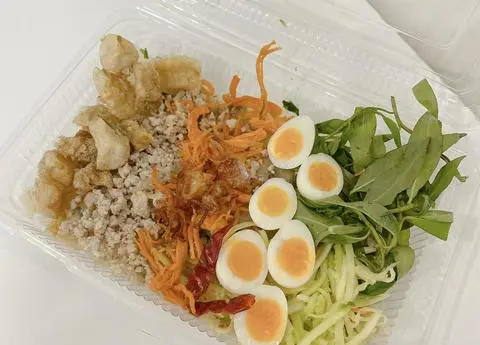 Hình ảnh Bánh Tráng Trộn Tóp Mỡ Thịt Bằm