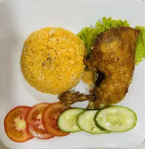 Hình ảnh Cơm Gà Sốt Me Lớn + Canh Rong Biển
