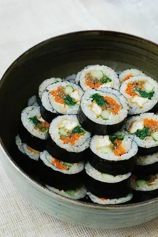 Hình ảnh kimbap thập cẩm 