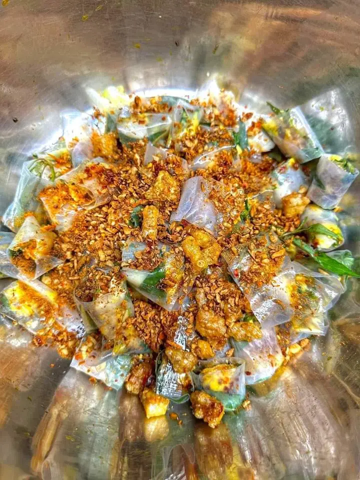 Hình ảnh BÁNH TRÁNG TRẮNG DẺO CUỐN TRỨNG CÚT, LẮC MUỐI TỎI