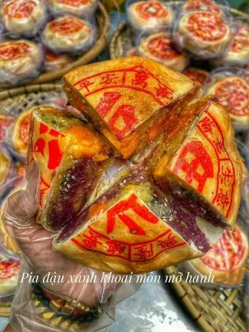 Hình ảnh Bánh Pía Đạu Xanh Khoai Môn Mỡ Hành 8 Trứng Muối _ Hộp 500g