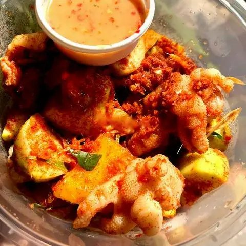 Hình ảnh Chân gà rút xương sốt thái - hộp 250gr