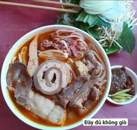 Hình ảnh Bún bò Huế đầy đủ không giò