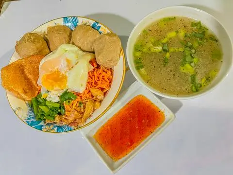 Hình ảnh Mì trộn trứng lòng đào bò viên gân