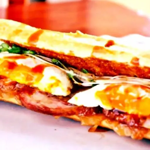 Hình ảnh Bánh mì heo quay ốp la