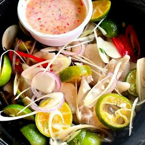 Hình ảnh Chân gà rút xương sả tắc - hộp 500gr