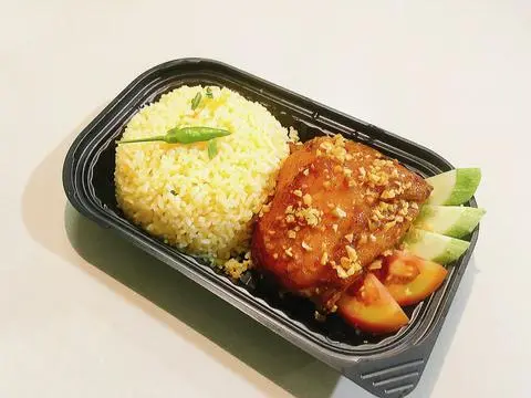 Hình ảnh Cơm ức gà sốt mắm tỏi