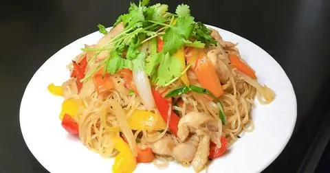 Hình ảnh Bún gạo xào thập cẩm