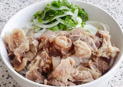 Hình ảnh bún bò gân - chả tiêu