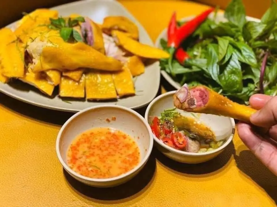 Hình ảnh gà ủ muối nữa con kèm nước chấm 