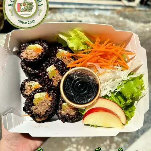 Hình ảnh Sushi rong biển cuộn gà 