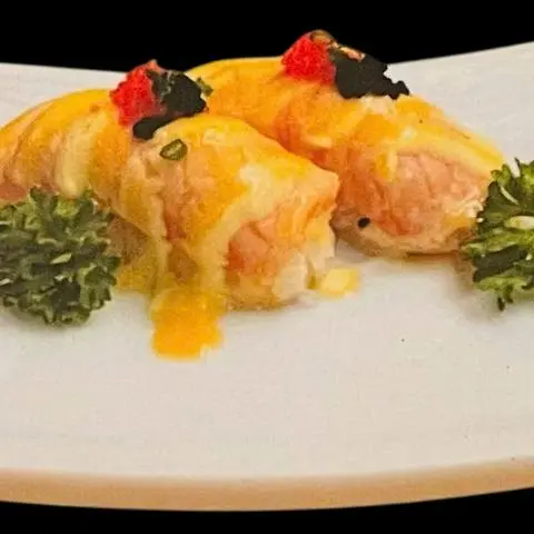 Hình ảnh Sushi cá hồi khè lửa sốt phô mai