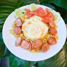 Hình ảnh cơm chiên xúc xích trứng 