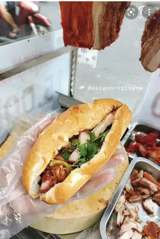 Hình ảnh Bánh Mì Heo Quay + Trứng + Chả Lụa