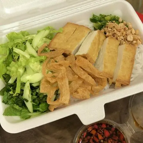 Hình ảnh Bún nước tương sườn non chay