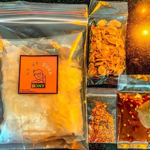Hình ảnh Bánh tráng hành phi chấm me