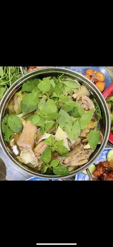 Hình ảnh Lẩu gà lá é 4 - 5 người ăn