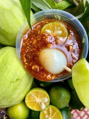 Hình ảnh  Xoài + Trứng Chấm Sốt (Hủ Sốt Lớn - Không Bánh Tráng) 