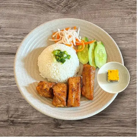 Hình ảnh Cơm tấm sườn non nướng chả
