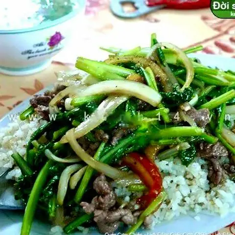 Hình ảnh Cơm chiên bò xào cải xanh