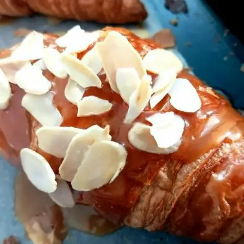 Hình ảnh Croissant kem cà phê muối