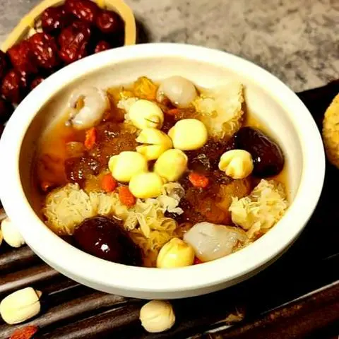 Hình ảnh Hạt sen ngân nhĩ tiềm nhựa đào