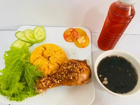 Hình ảnh Cơm Gà Sốt Mắm Tỏi Nhỏ + Canh Rong Biển + Sâm nhà nấu