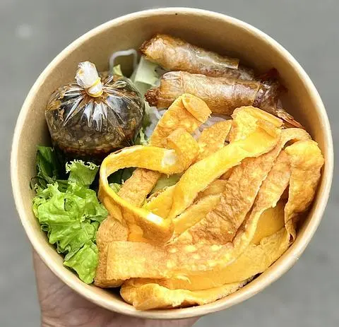Hình ảnh Bún Xì Dầu Trứng Chiên Chả Ram Tôm Đất
