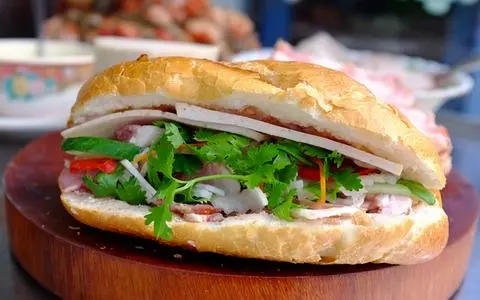 Hình ảnh bánh mì thịt chả 
