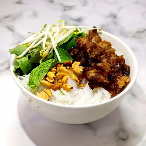 Hình ảnh 2 phần bún thịt nướng - mực khoanh chiên xù